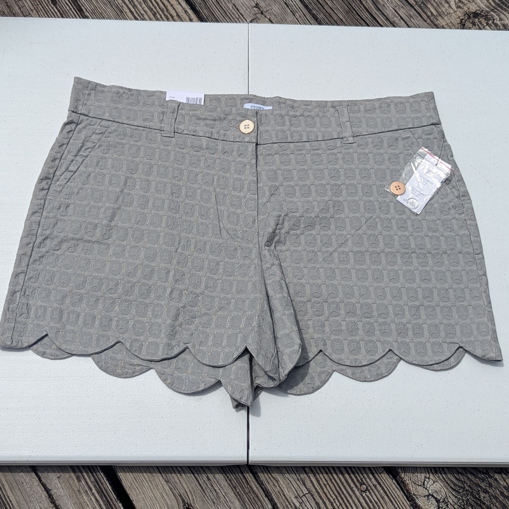Crown & Ivy Gray Scalloped Women's Shorts